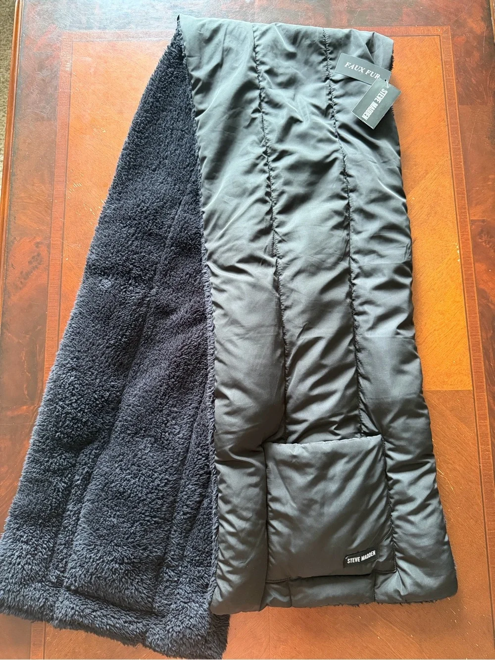 Women’s Steve Madden Black Faux Fur-Lined Scarf with pockets NWT